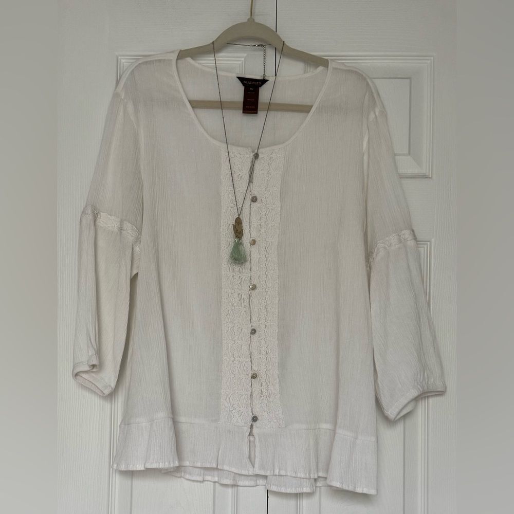 Timeless! Multiples white button top! - Picture 12 of 16